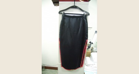 女黑色綢緞兩側開衩鑲紅緹花布長裙